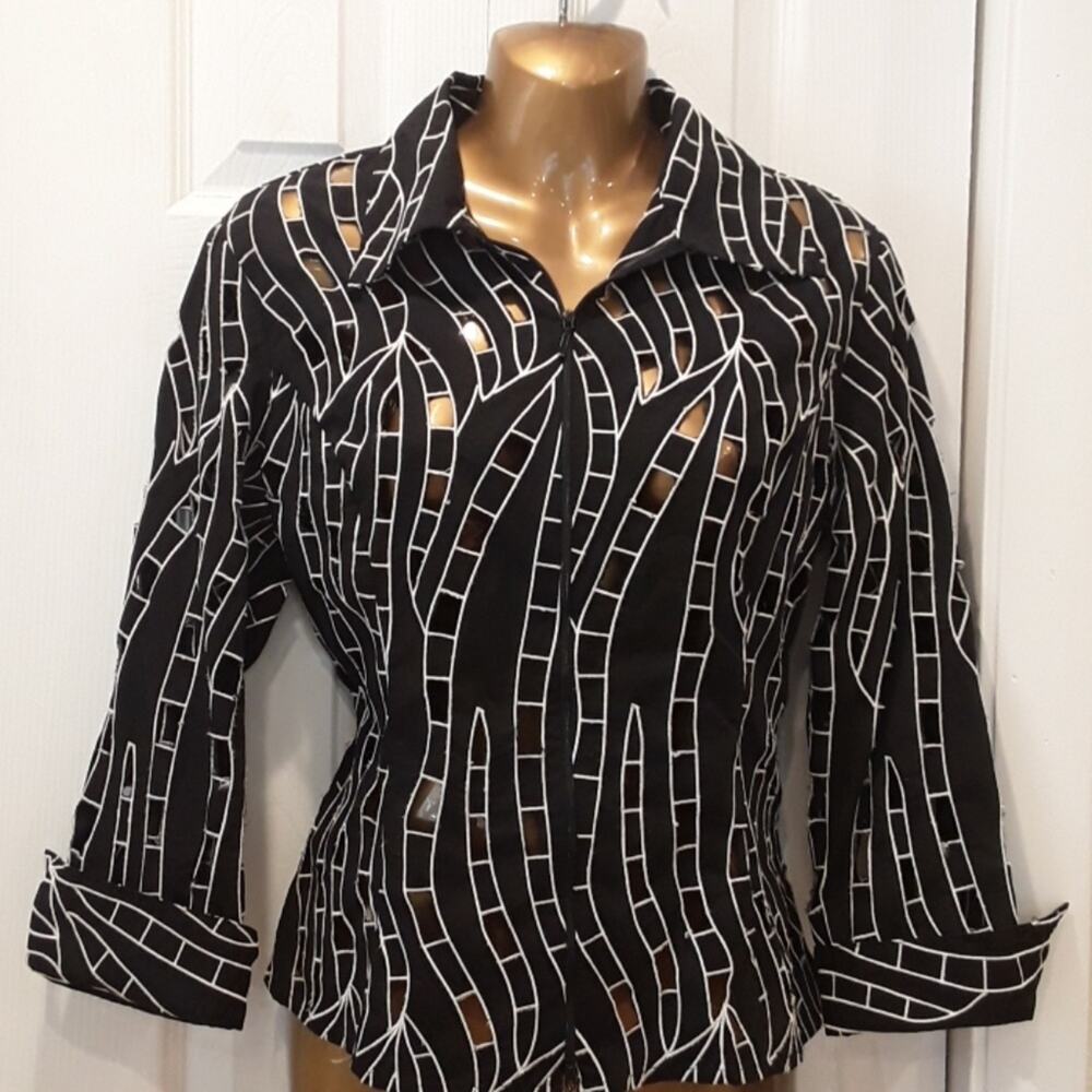 D & Y Sz M  Laser Cut 3/4 Length Sleeve Top Blouse